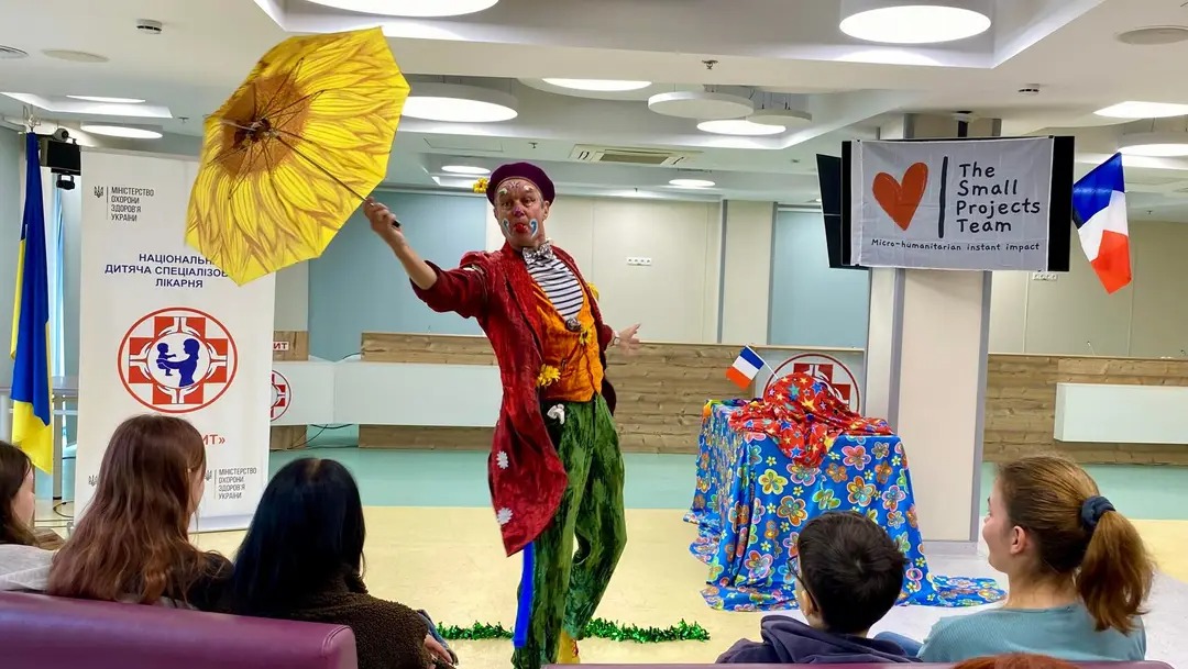 standupforukraine mime clown spectacle